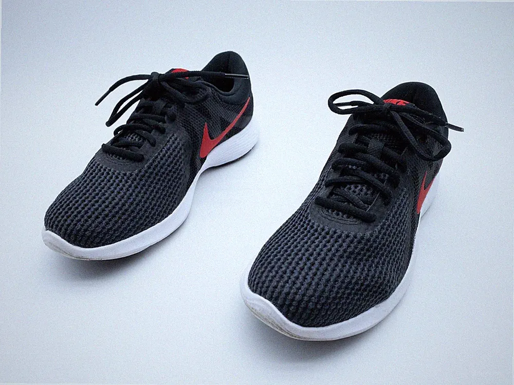 Nike Revolution 4 Herren Laufschuh Sneaker Freizeitschuh Gr 42 EU Art 26762-98