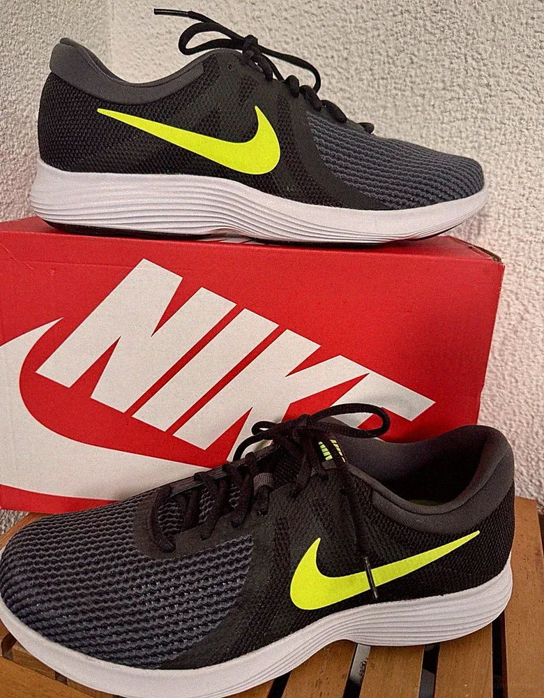 Nike Revolution 4 Laufschuhe Turnschuhe Sneaker Gr. 44 45