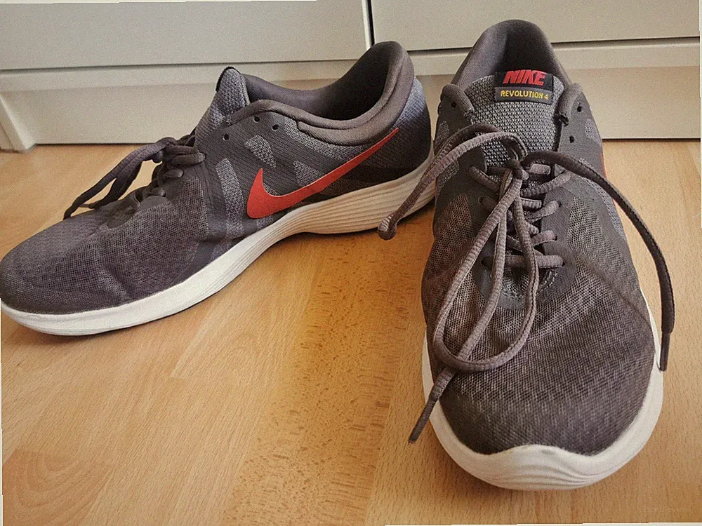 Nike Revolution 4 Sneaker Herren Gr 47 grau rot Laufschuhe Innensohle 30,5 cm