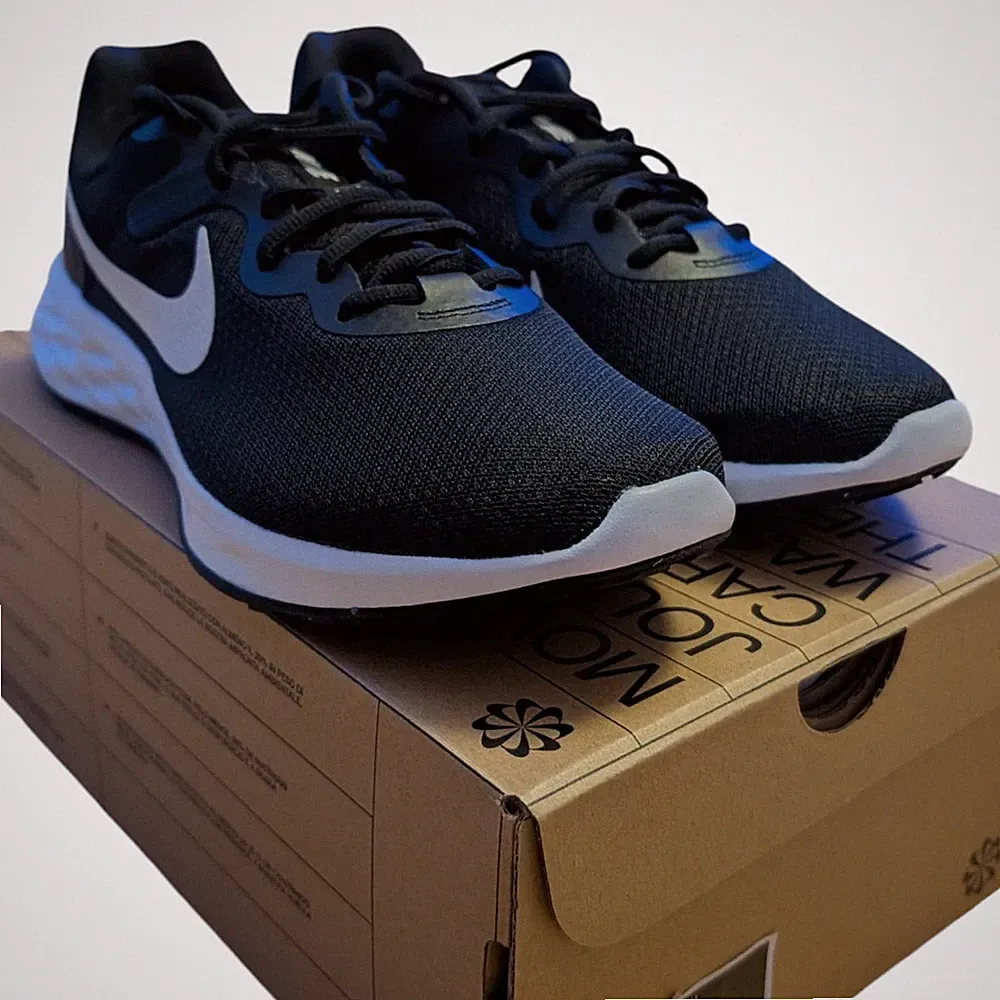 NIKE Revolution 6 Herren Lauf-Schuhe nachhaltige Sport Sneaker Schwarz/Weiß 44