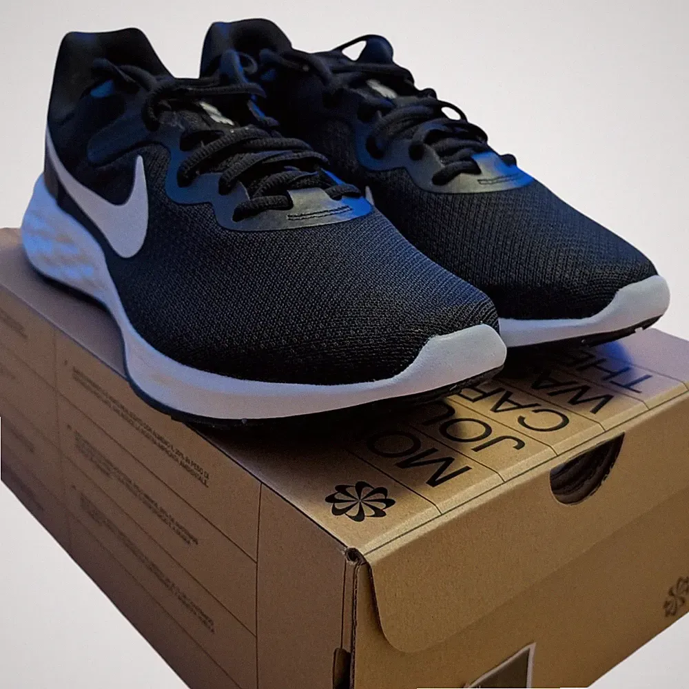 NIKE Revolution 6 Herren Lauf-Schuhe nachhaltige Sport Sneaker Schwarz/Weiß 45