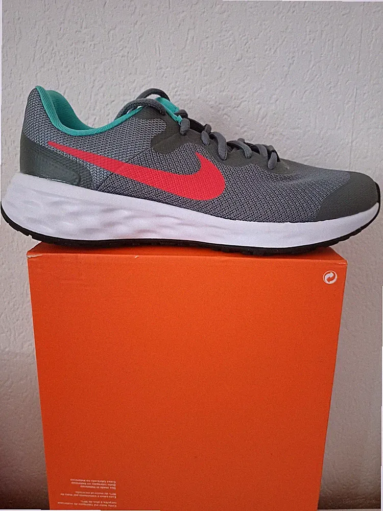Nike Revolution 6 NN (GS) Gr. 38.5 Grau Rot DD1096 006 Sneaker Laufschuhe NEU