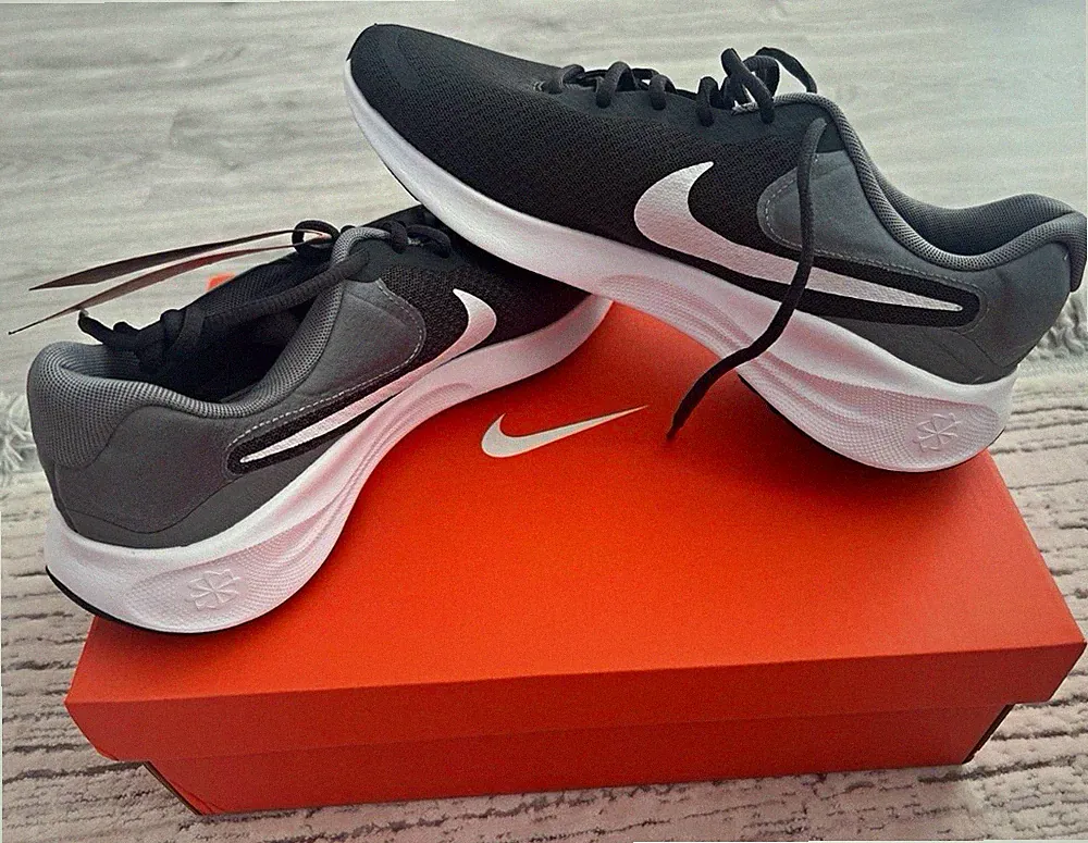 Nike Revolution 7 Herren Laufschuh Sneaker EU 44 Anthrazit/Weiß/Grau