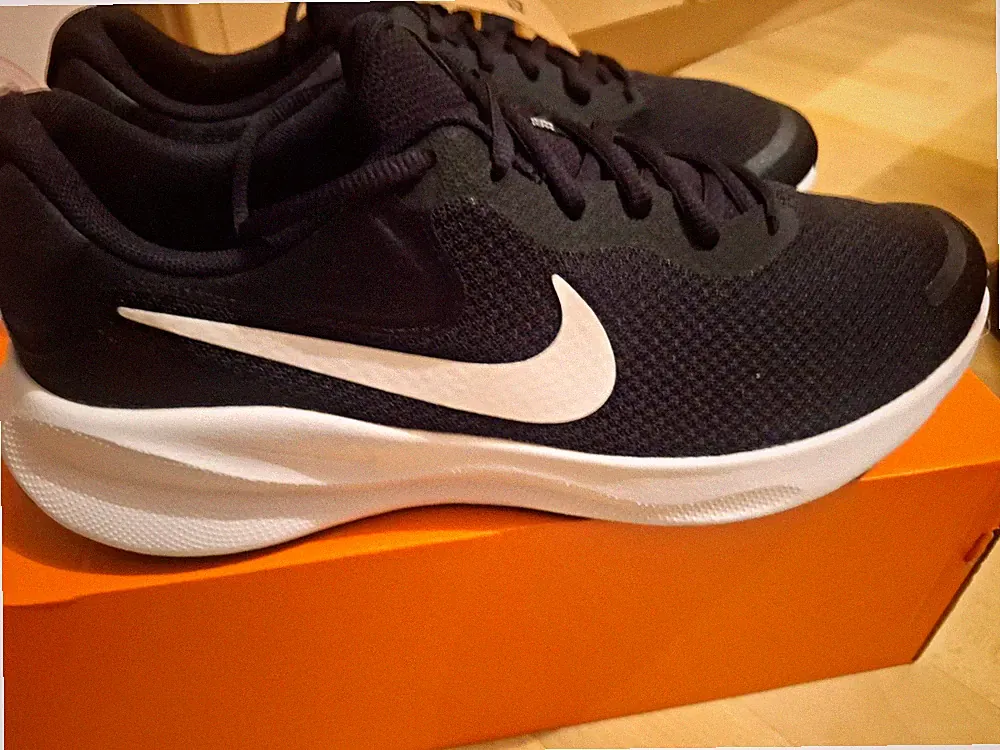 Nike Revolution 7 Herren Laufschuhe Sneaker Schwarz/Weiß EU 44 FB2207-001