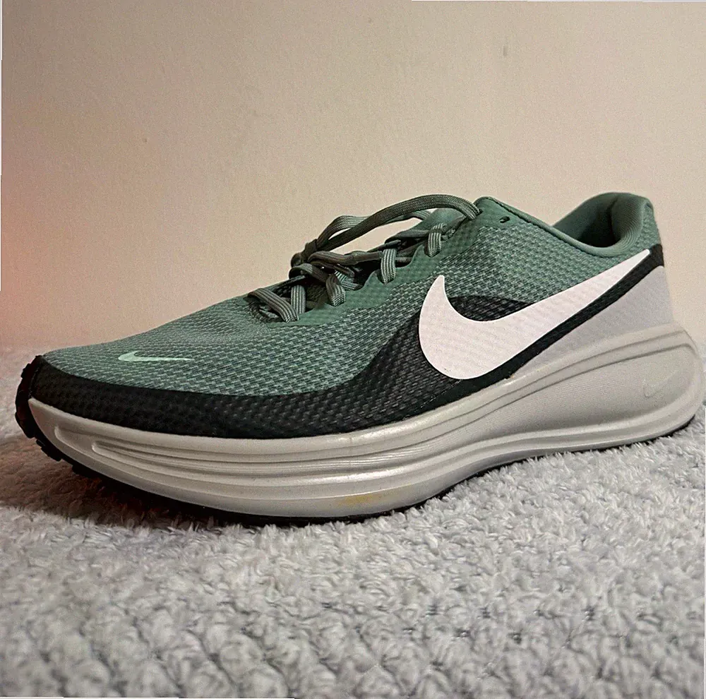 Nike Revolution 8 Herren Laufschuhe Sneaker Grün Weiß Schwarz EU 45,5 HJ9198-007