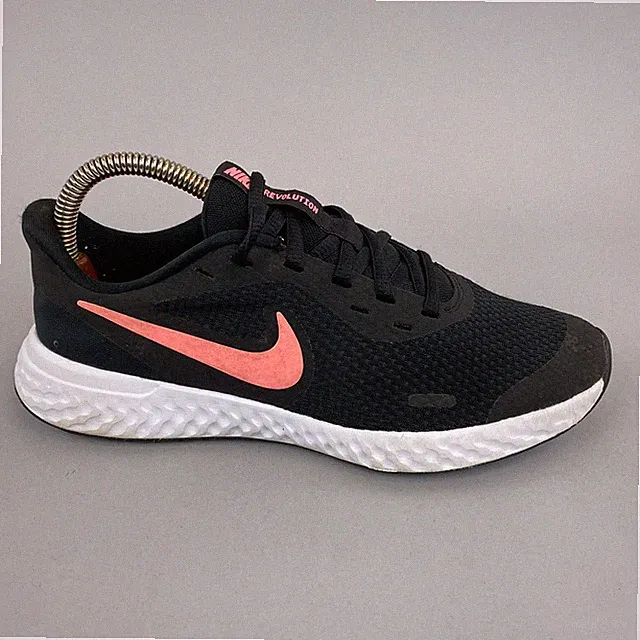 Nike Revolution BQ5671-002 schwarz Fitness Laufen Turnschuhe Schuhe US4,5 Y UK4 Jugend
