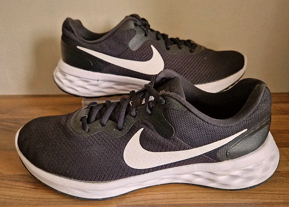 Nike Revolution Herren Größe UK 11 Next Nature 6 Schwarz Weiß Laufschuhe Turnschuhe