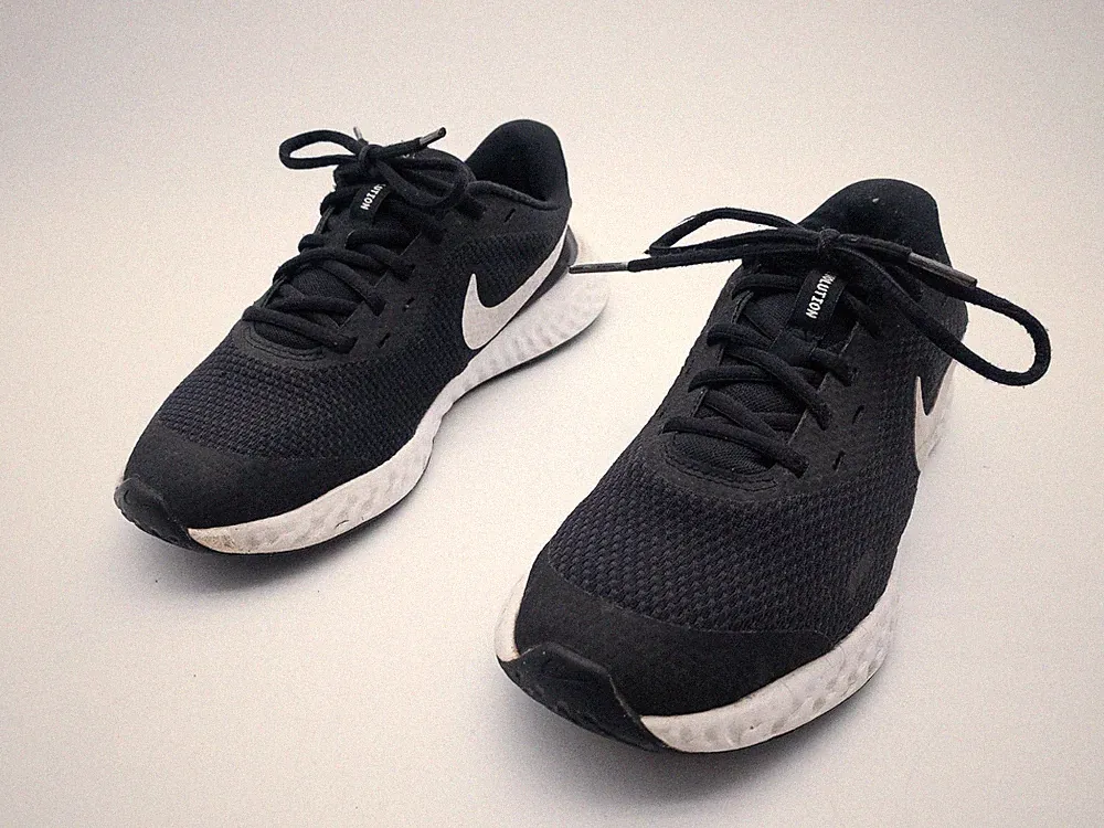 Nike Revolution Unisex Laufschuhe Sportschuhe Schwarz Gr. 39 EU Art. 39808-98