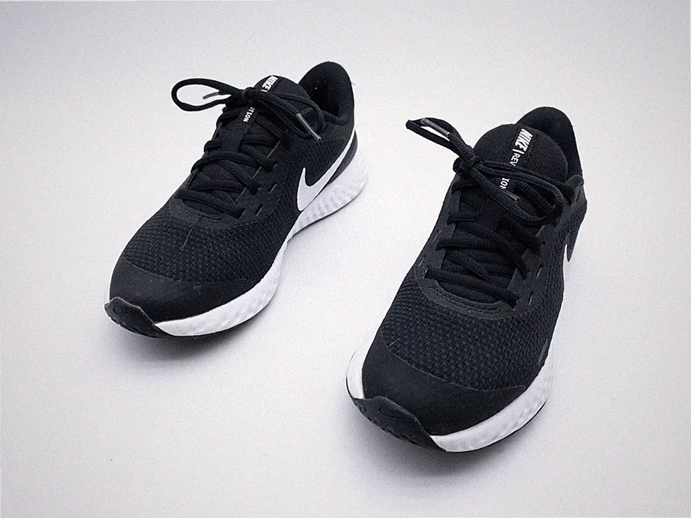 Nike Revolution Unisex Sneaker Laufschuh Sportschuh Gr. 36,5 EU Art. 35980-98