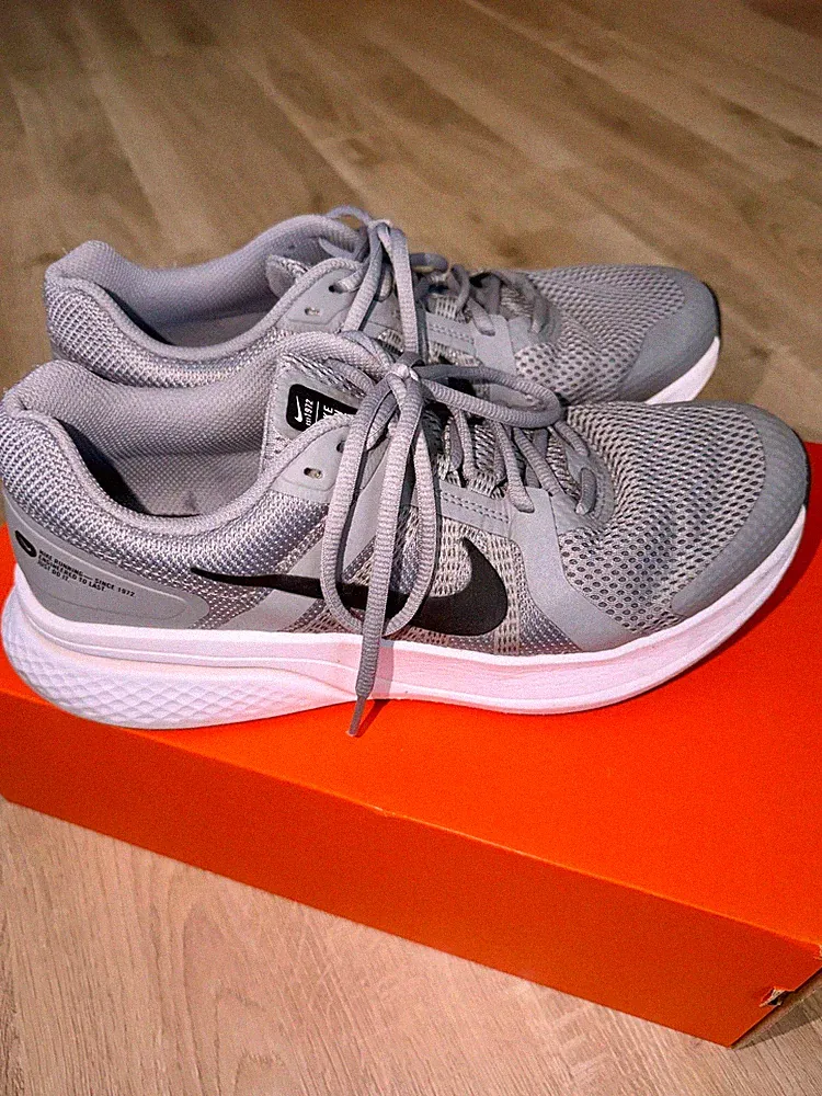 NIKE Run Swift 2 Laufschuhe, Gr. 42.5 UK 8, grau schwarz, guter Zustand inkl OVP