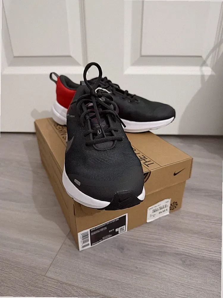 Nike Schuhe Sneaker Laufschuhe Neu schwarz/grau/rot Gr. 39 Neu