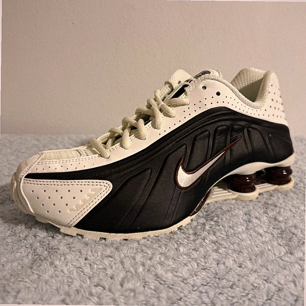 Nike Shox R4 Herren Laufschuhe Sneaker EU 39 Beige/Schwarz/Braun AR3565 104