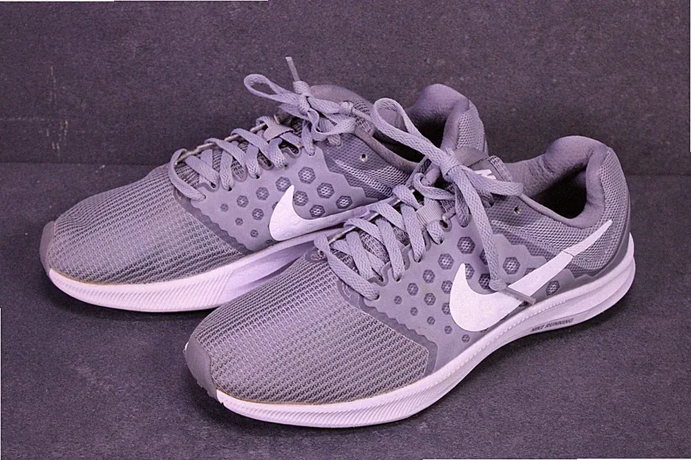 Nike Sneaker Downshifter 7 Damen Sportschuhe Gr. 38 grau weiß Laufschuhe BS418