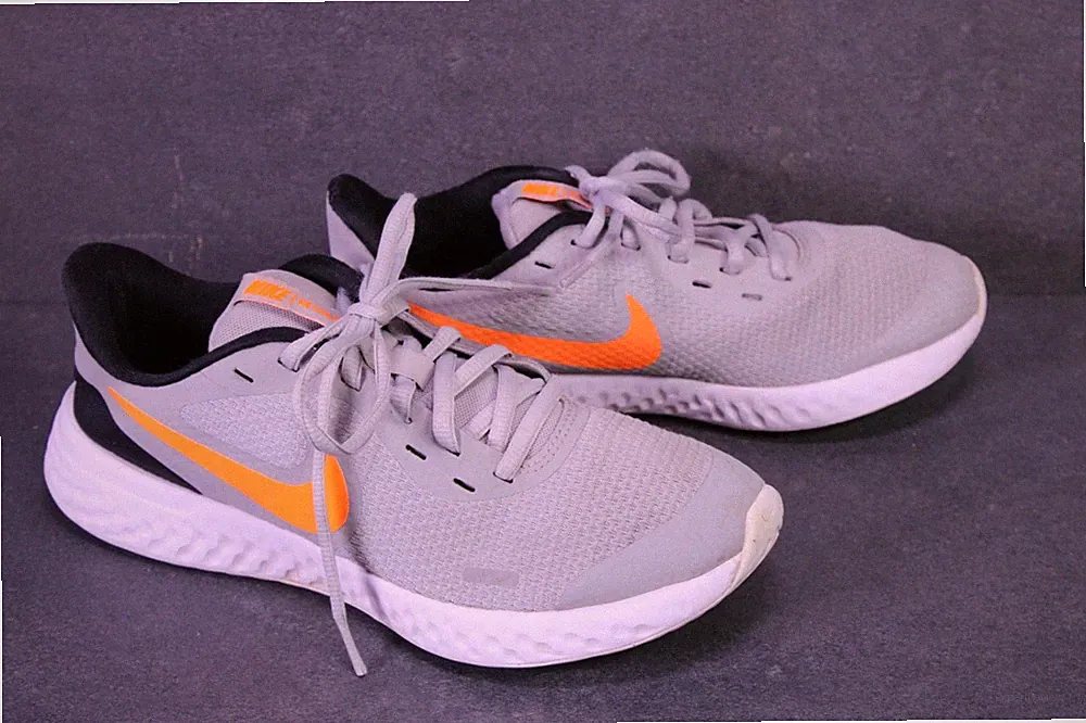 Nike Sneaker Revolution 5 Damen Sportschuhe Gr. 37,5 grau orange Laufschuhe S345