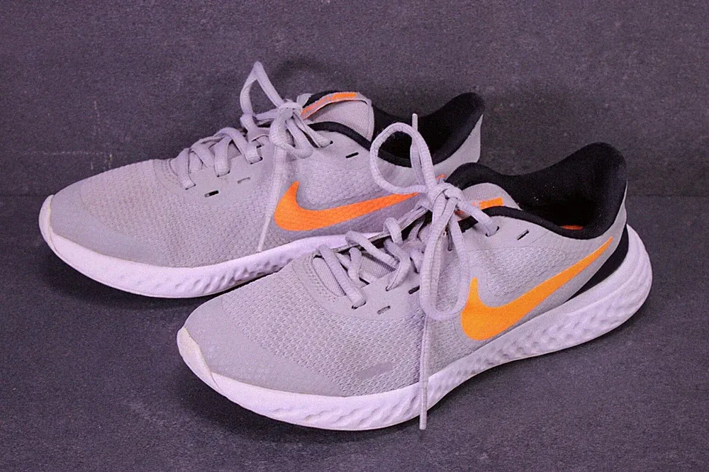 Nike Sneaker Revolution 5 Damen Sportschuhe Gr. 37,5 grau orange Laufschuhe S345