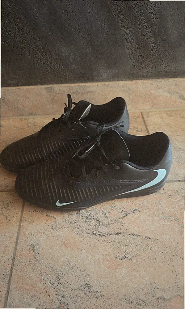 Nike Sportschuhe, Turnschuhe, Hallenschuhe schwarz Größe 40 (42)