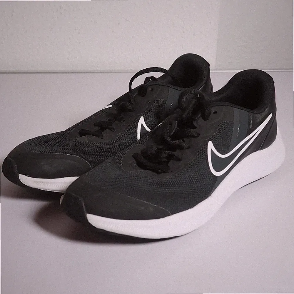Nike Star Runner Sneaker Gr 36,5 Schwarz Weiß Laufschuhe Kinder Sport Top Zustan