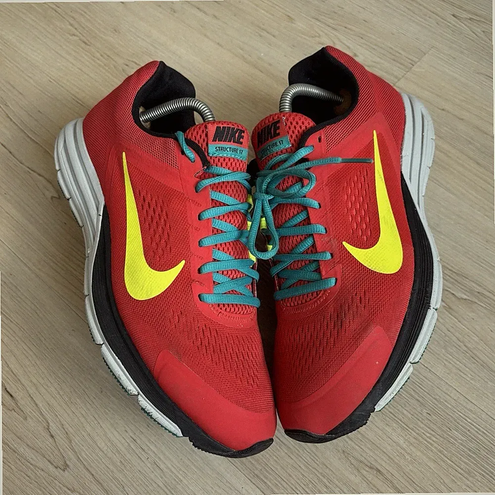 Nike Structure 17 Herren Laufschuhe Sneaker US 10,5 EU 44,5 Rot/Gelb/Türkis