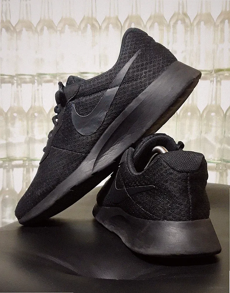 Nike Tanjun Running Sneaker Low / Laufschuhe / Fitness / Triple Black / Gr. 42,5