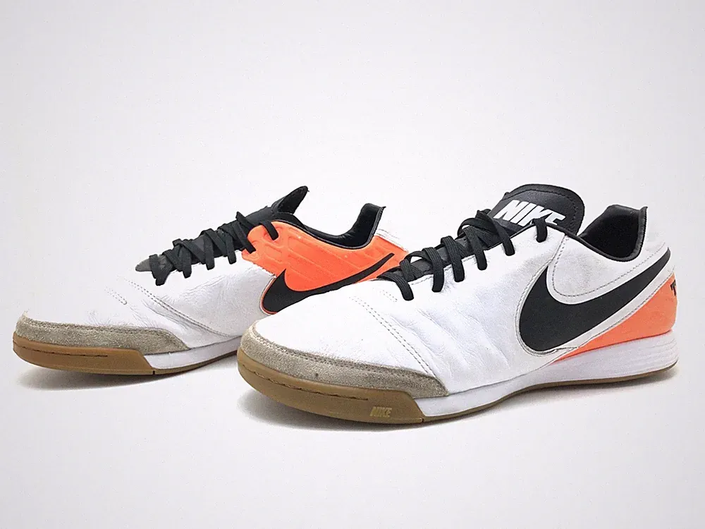 Nike Tiempo Mystic V IC Herren Sportschuhe Gr. 43 Turnschuhe Hallenschuhe Weiß