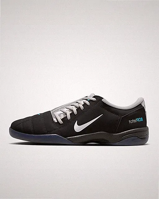 Nike Total90 Herren Fußballschuhe Turnschuhe in Schwarz/Gamma Blau/Metallic Silber