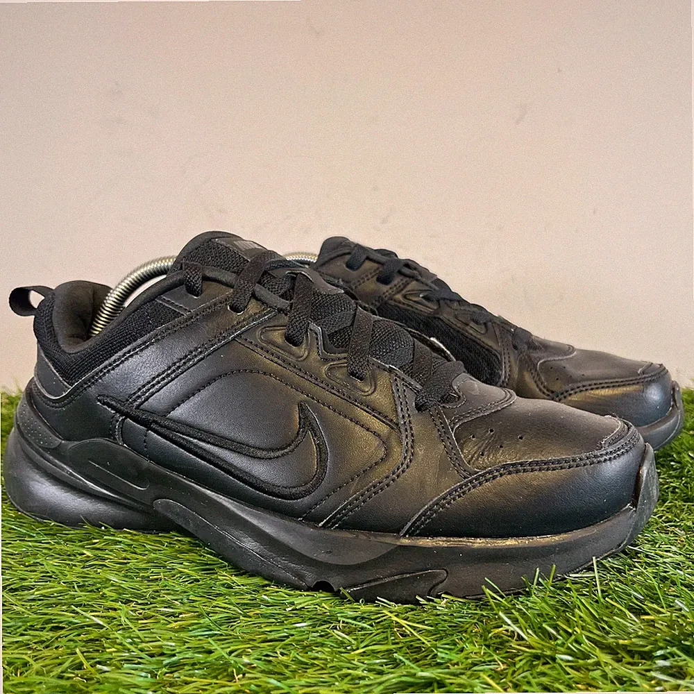 Nike Turnschuhe Größe 8,5 Herren Leder schwarz Defy den ganzen Tag sportliche Laufschuhe