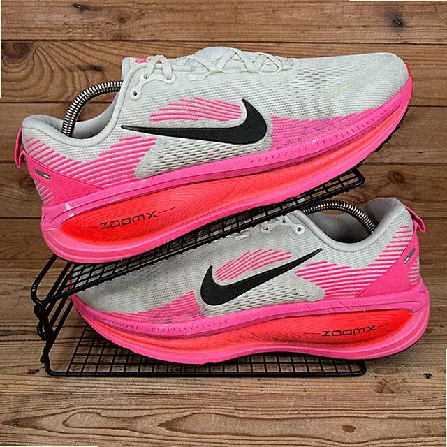 Nike Turnschuhe Herren Größe UK 11 ZoomX Vomero 18 Sail Hyper Pink Straßenlaufschuhe