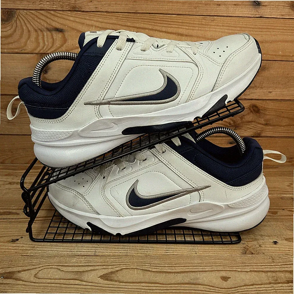 Nike Turnschuhe Herren Größe UK 8,5 Defy All Day weiß marineblau Dad klobig klassische Schuhe