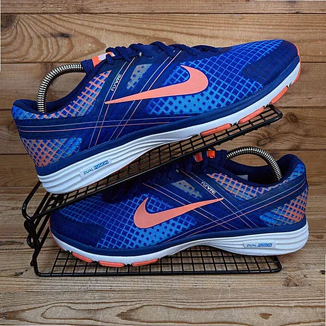 Nike Turnschuhe Herren Größe UK 9,5 Flywire Dual Fusion blau koralle sportliche Fitnessschuhe