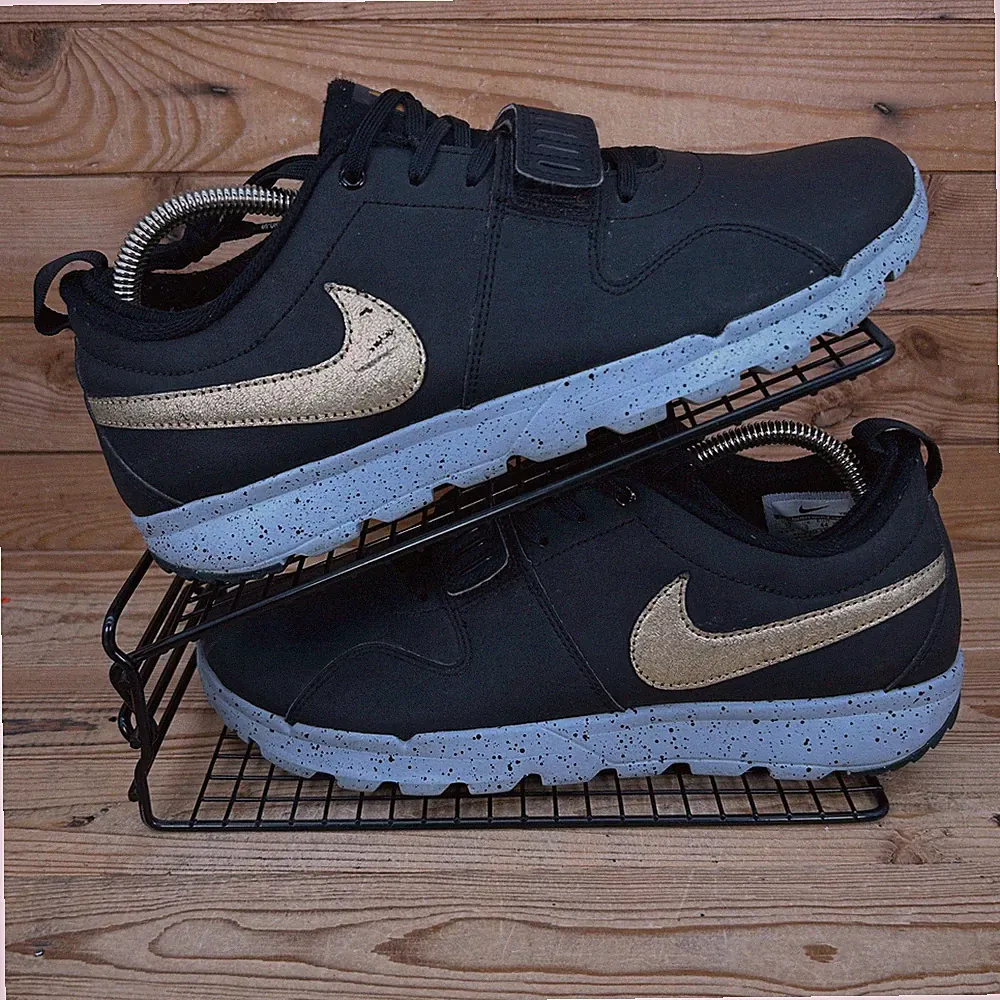 Nike Turnschuhe Herren Größe UK 9 Trainerendor SB schwarz gold grau Skater Surfer Schuhe