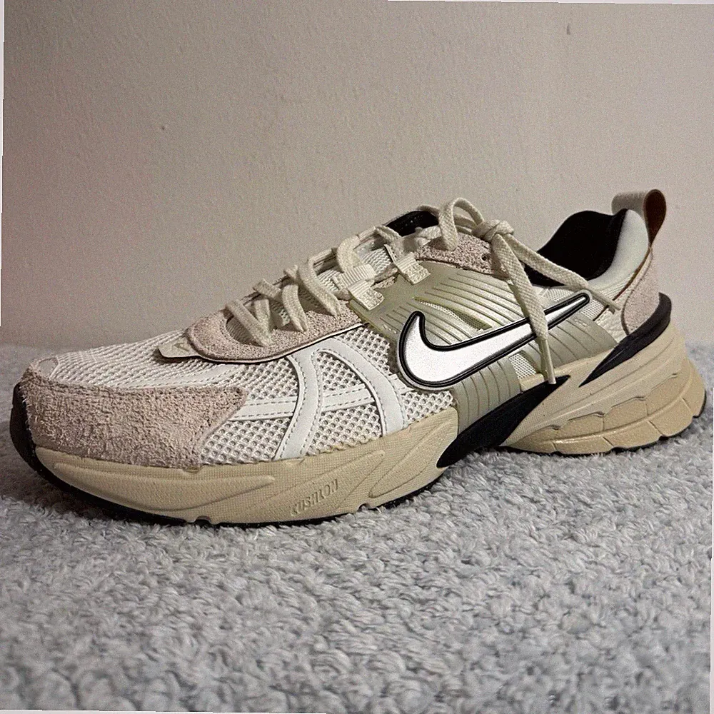Nike V2K Run Herren Laufschuhe Sneaker Beige Weiß Schwarz EU 46 FN6703-100