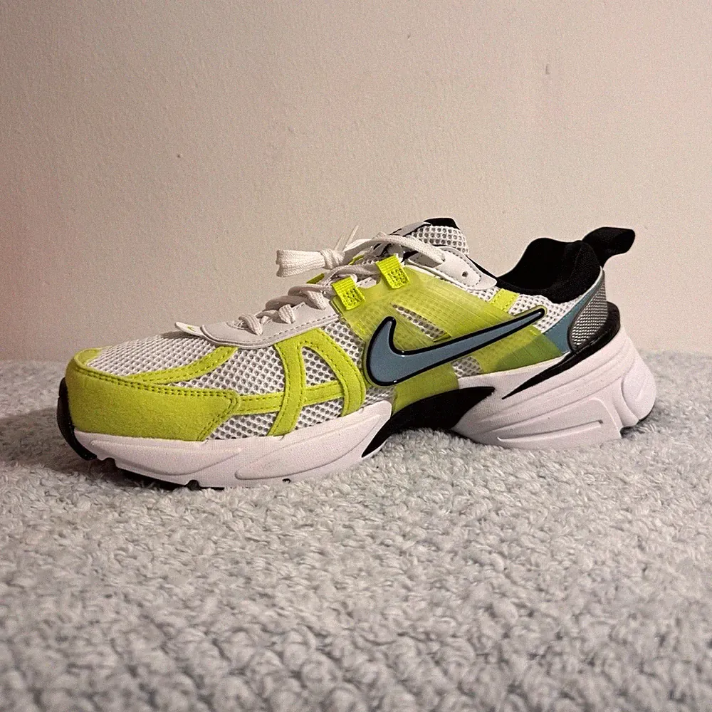 Nike V2K Run Herren Laufschuhe Sneaker EU 43 Gelb/Weiß/Schwarz HJ9568-100