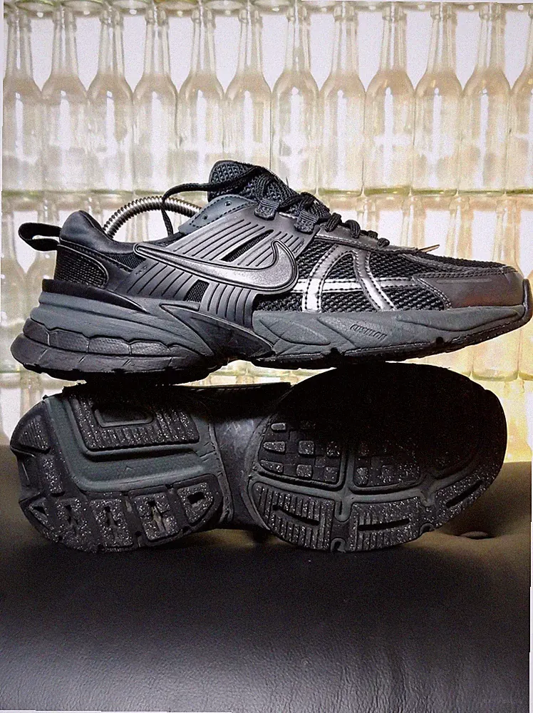 Nike V2K Run Sneaker Low / Laufschuhe / Jogging / Triple Black / Größe 42