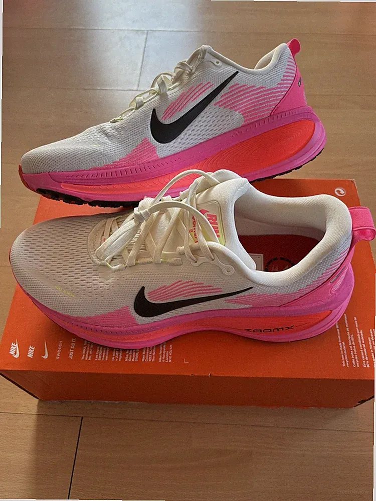 Nike Vomero 18 CM Laufschuhe - Pink/White - EU 45.5 - New - Unisex