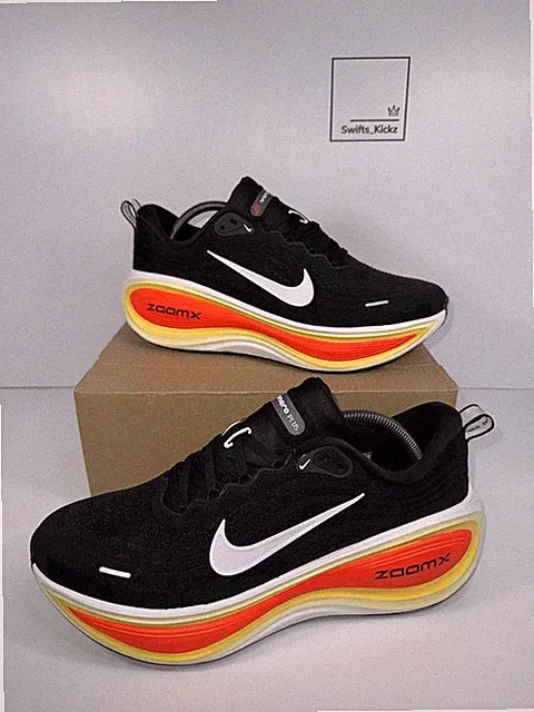 Nike Vomero Plus Laufschuhe Turnschuhe - Schwarz / Bright Crimson - Größe UK 8,5
