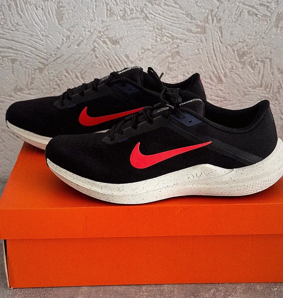 Nike Winflo 10 Herren Sneaker Gr. 44 Low Schwarz/Rot/Weiß Laufschuhe