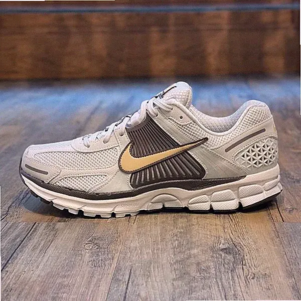 Nike Zoom Vomero 5 Gr.44,5 beige HM9657 001 Herren Lauf Schuhe
