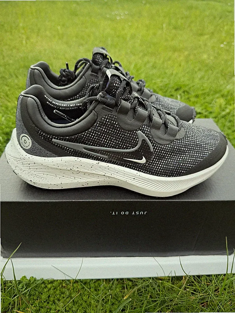 Nike Zoom Winflo 8 Shield Damen Laufschuhe Schwarz/Grau EU 36,5 DC3730-001