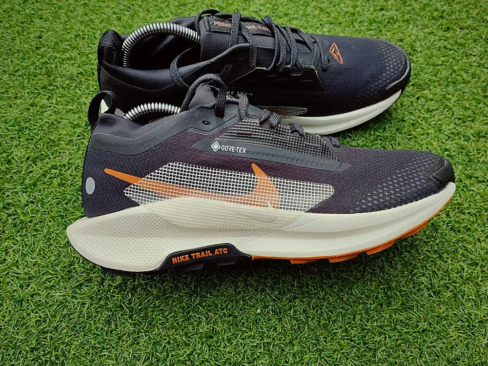 Nike ZoomX Pegasus Trail 5 GTX Herren Laufschuhe, Gr. 8 UK / 42,5 EU