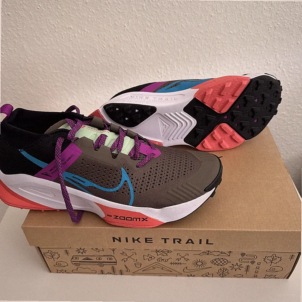 NIKE ZoomX Zegama Trail - Herren Laufschuhe Größe EU 44,5 / US 10,5 [NEU]