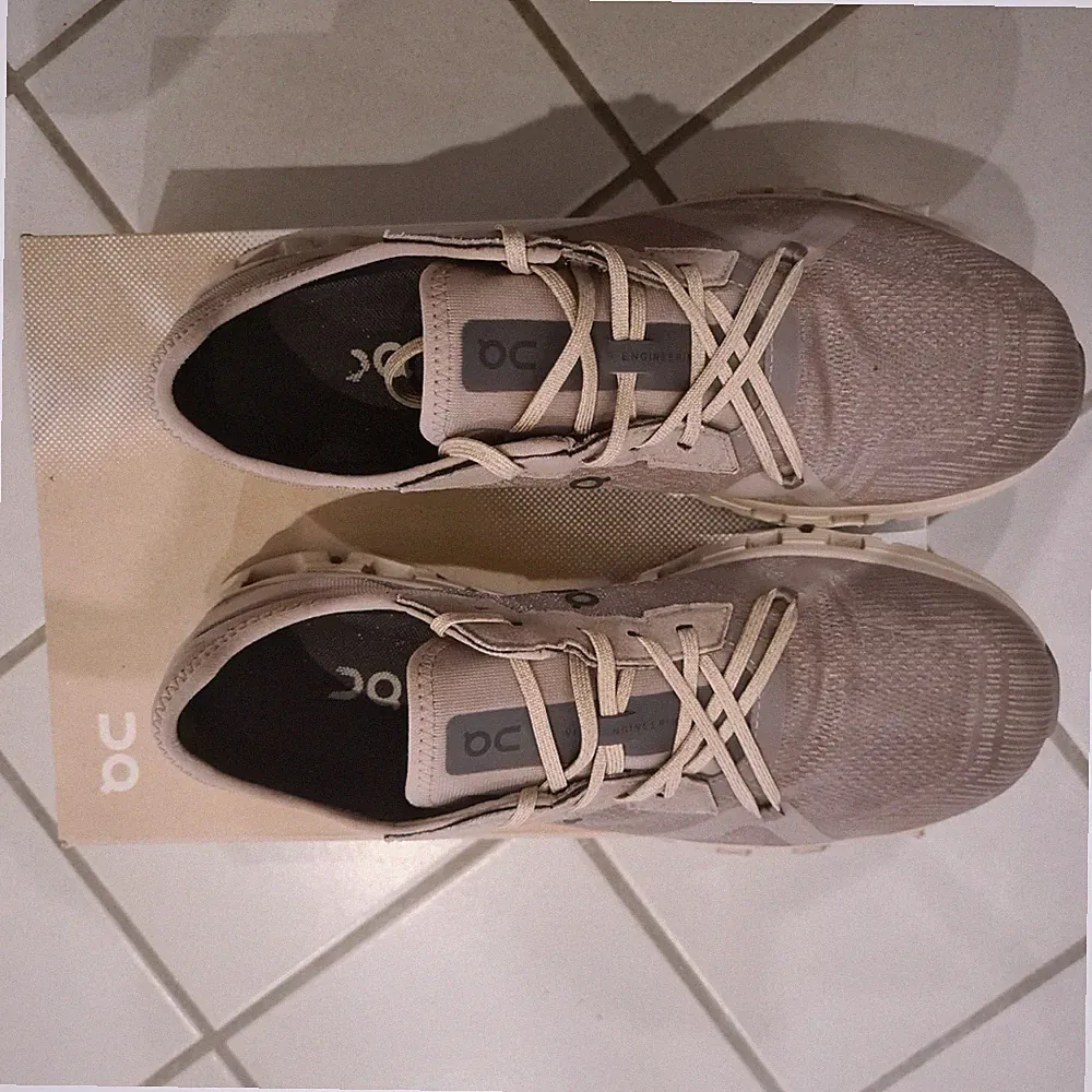 On Cloud X4 AD Grau hellgrau Gr.43 stylischer Sneaker Laufschuh wie NEU Herren