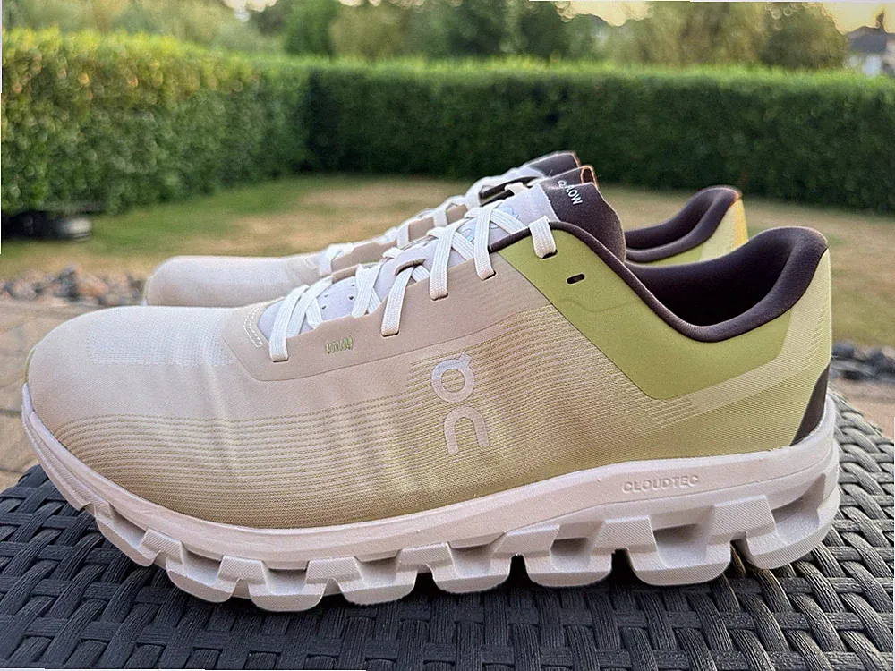 ON Cloudflow 4 Neu Gr. 47 Laufschuh Herren UPE 170€