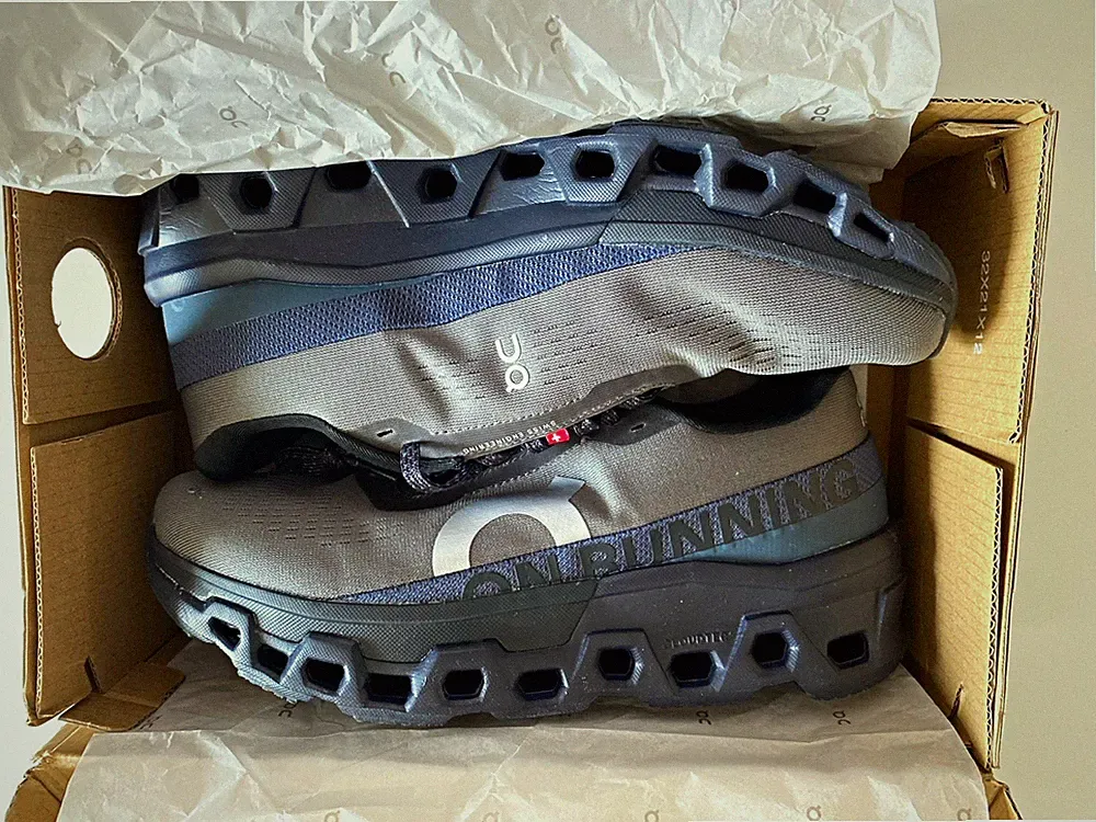 On Cloudmonster Herren Laufschuhe Sneaker Grau/Schwarz, Größe EU 43