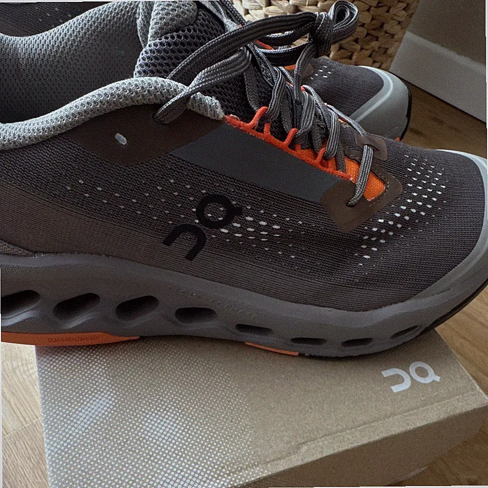 On Cloudsurfer Trail 2 Herren Laufschuhe atmungsaktives Mesh Grau/Orange US 11