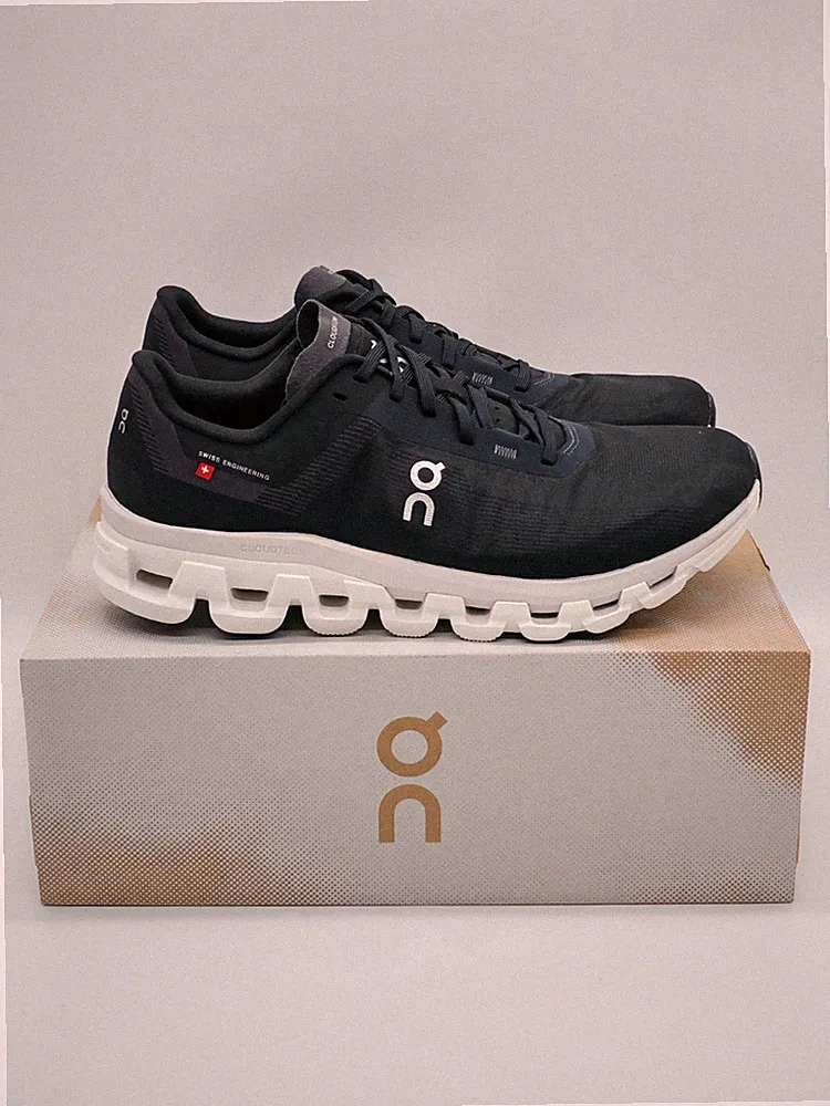 ON Running Cloudflow 4 Schwarz Weiß NEU EU 42,5 / US 9 Laufschuhe