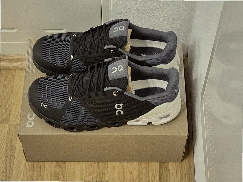 On Running Cloudflyer Herren Laufschuhe Gr. 46 Schwarz/Navy/Weiss Neu mit Karton