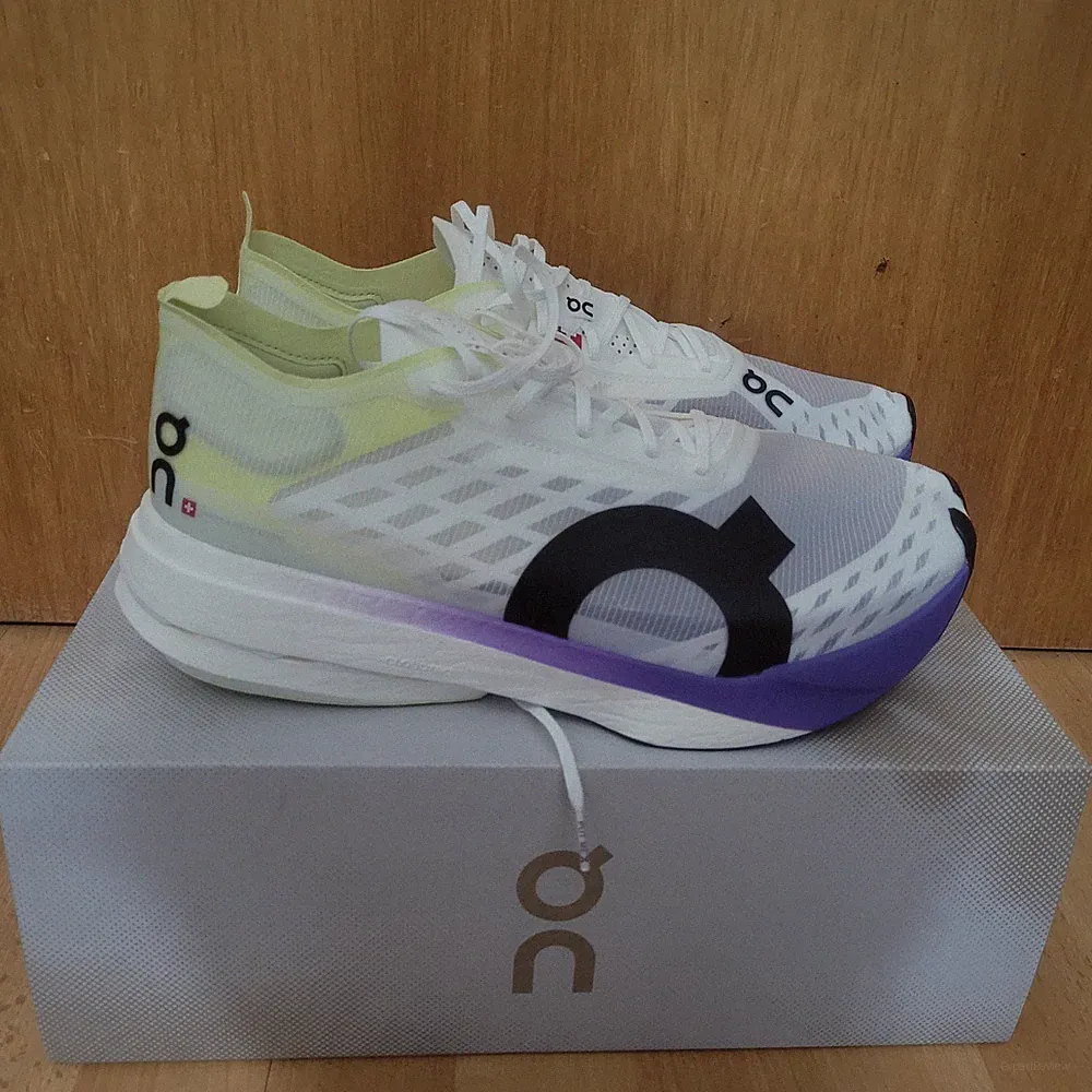 ON Running Cloudstrike Boom Herren Laufschuhe Gr. 44