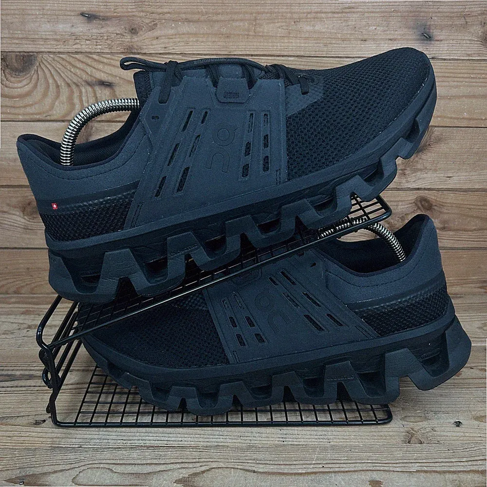 On Running Turnschuhe Herren Gr. UK 11 CloudSwift AMP Triple Black Schweizer Fitnessschuhe