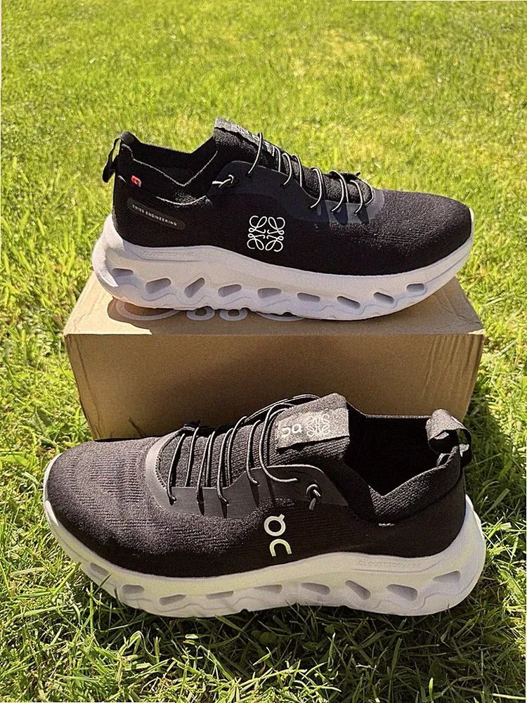 ON x Loewe Cloudtilt Laufschuhe Schwarz/Weiß – Gr. 43 – Neu mit Karton