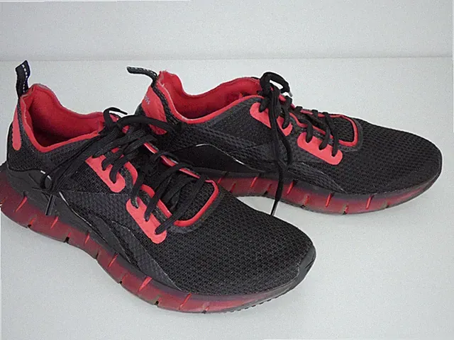 Reebok Turnschuhe Zig Kinetica Shadow schwarz rot Laufschuhe Mesh brethable UK 8